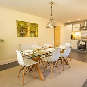 Holiday home The Wellness Lodge- Gym, Table Tennis, Cinema, Parking And More!, Bath